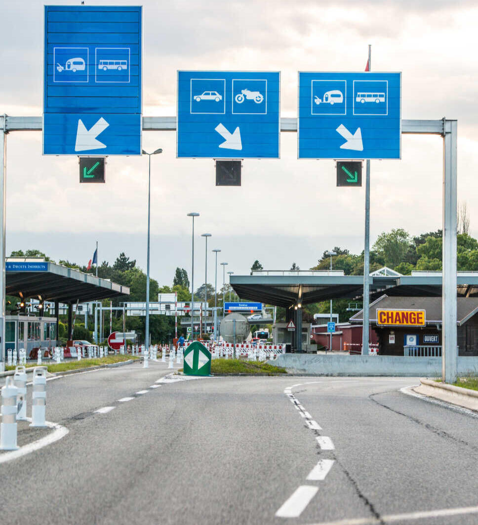 Пункт перетину кордону з митним контролем та вказівниками - митне оформлення та безперешкодний перетин кордону, що забезпечує спокійний перетин кордону